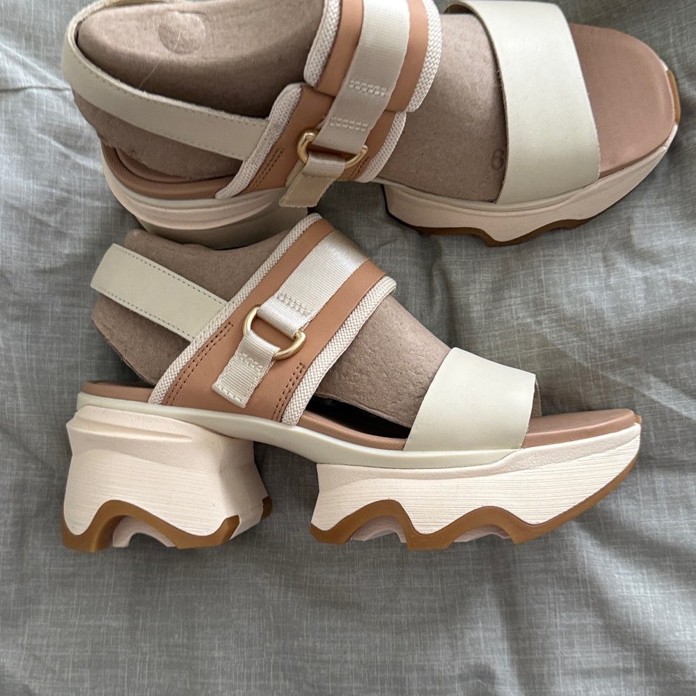 Sorel Stylish Cream and Tan Women's Sandals 7.5 Platform NEW - Picture 2 of 5